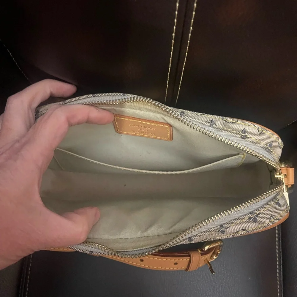 Louis Vuitton Beige Monogram Crossbody with Tan Leather Trim - Picture 4 of 10